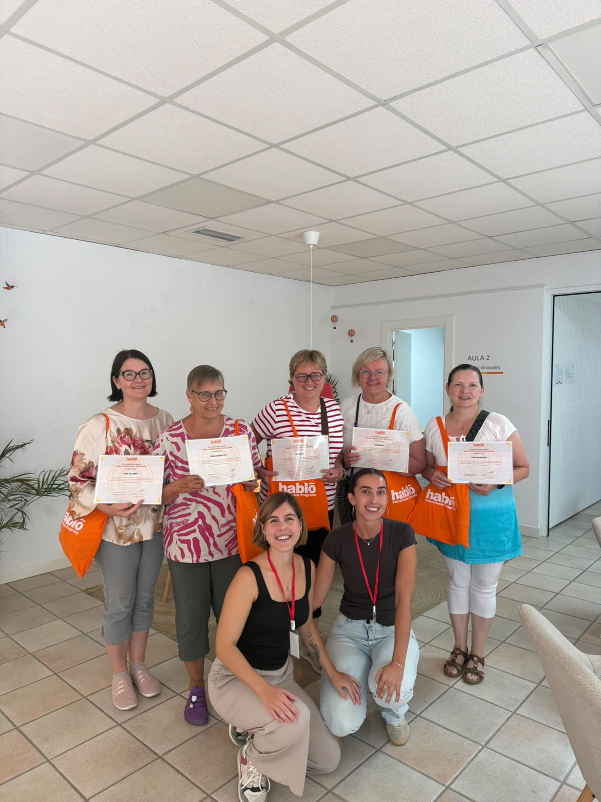Alumnos y profesoras con sus certificados
