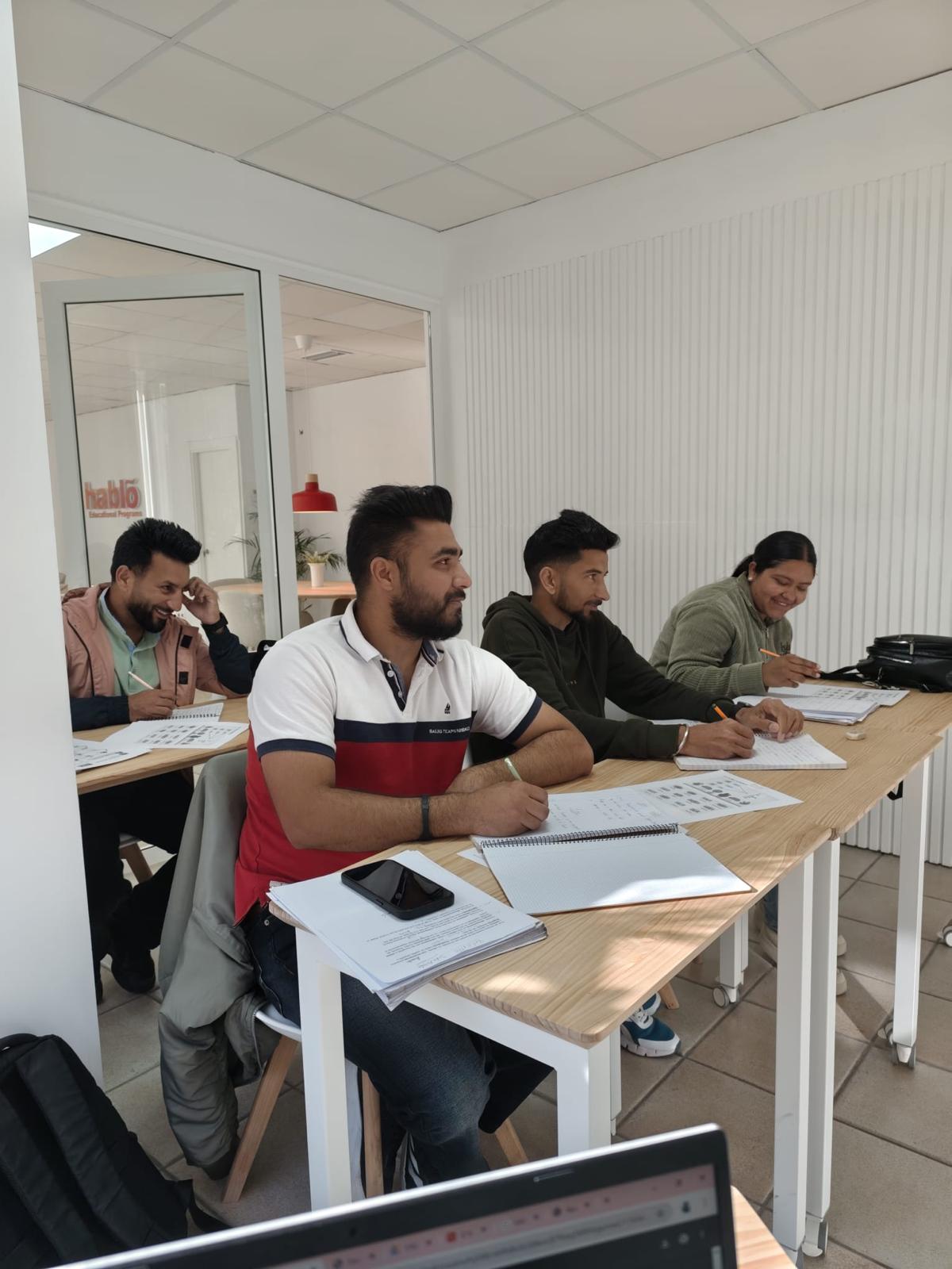 Alumnos practicando español